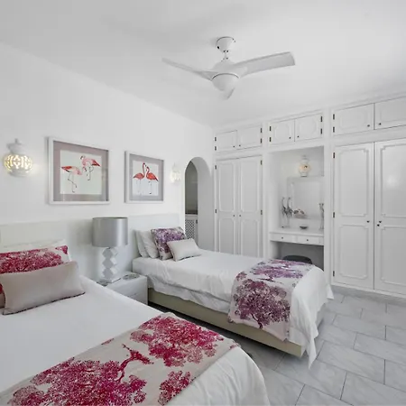 Villa Luxury Villa, Very Close To + Restaurants, Wi Fi, Heatable Pool.