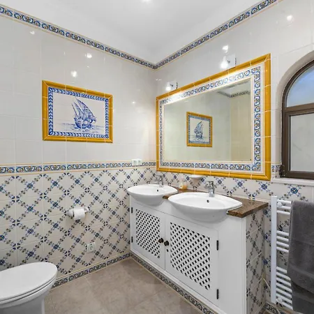 Villa Luxury Villa, Very Close To + Restaurants, Wi Fi, Heatable Pool.