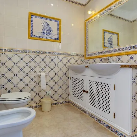 Luxury Villa, Very Close To + Restaurants, Wi Fi, Heatable Pool. * Sesmarias