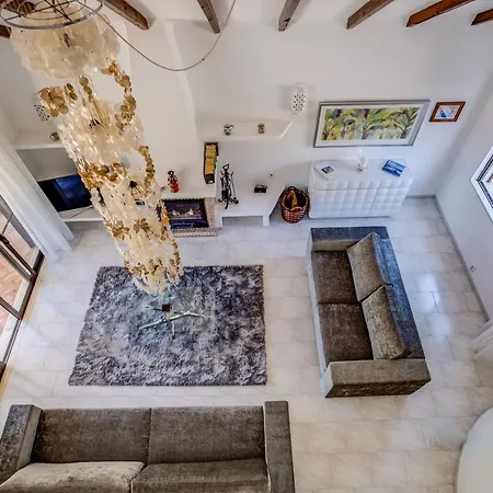 Luxury Villa, Very Close To + Restaurants, Wi Fi, Heatable Pool. Villa
