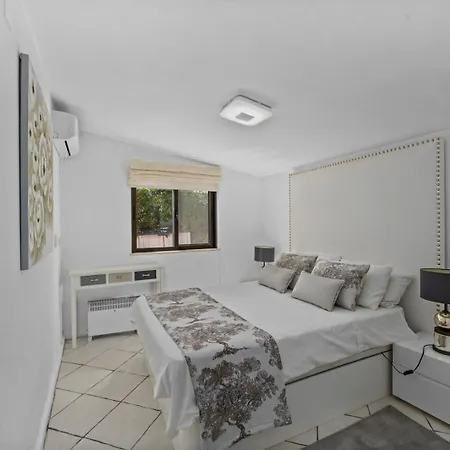 Luxury Villa, Very Close To + Restaurants, Wi Fi, Heatable Pool. Villa *