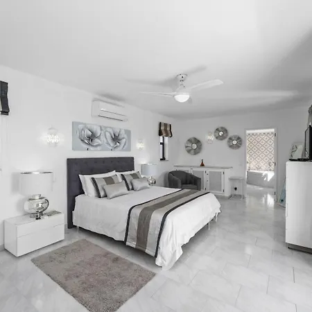 Luxury Villa, Very Close To + Restaurants, Wi Fi, Heatable Pool. Villa Sesmarias