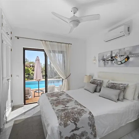 Villa Luxury Villa, Very Close To + Restaurants, Wi Fi, Heatable Pool. Sesmarias