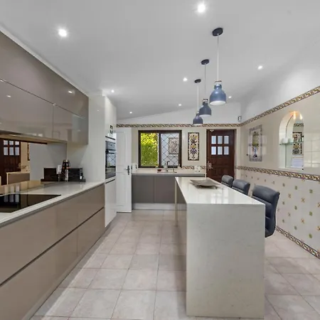 Luxury Villa, Very Close To + Restaurants, Wi Fi, Heatable Pool.