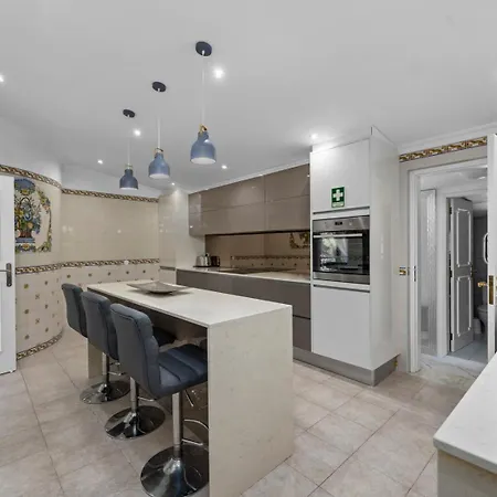 Villa Luxury Villa, Very Close To + Restaurants, Wi Fi, Heatable Pool.