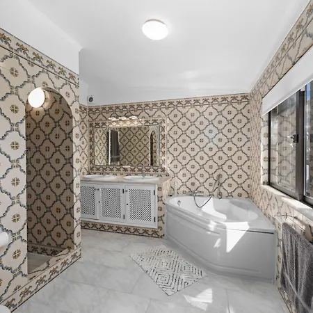 Villa Luxury Villa, Very Close To + Restaurants, Wi Fi, Heatable Pool. Sesmarias